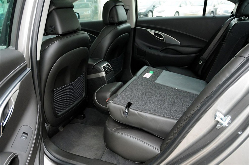2012款 2.0T AT 豪雅版 座椅空间