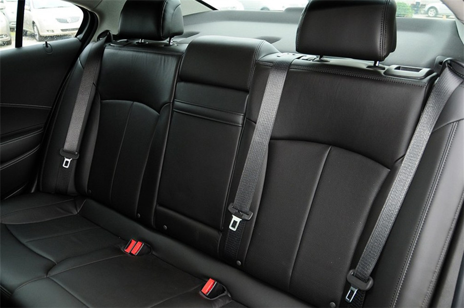 2012款 2.0T AT 豪雅版 座椅空间