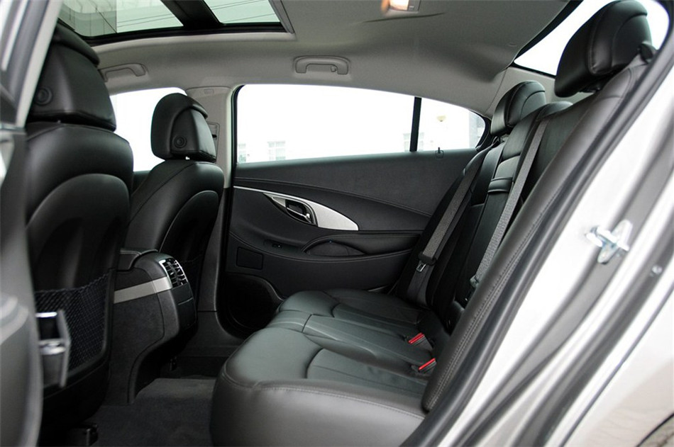 2012款 2.0T AT 豪雅版 座椅空间