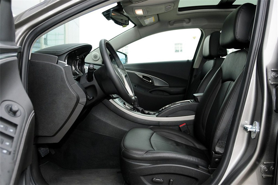 2012款 2.0T AT 豪雅版 座椅空间