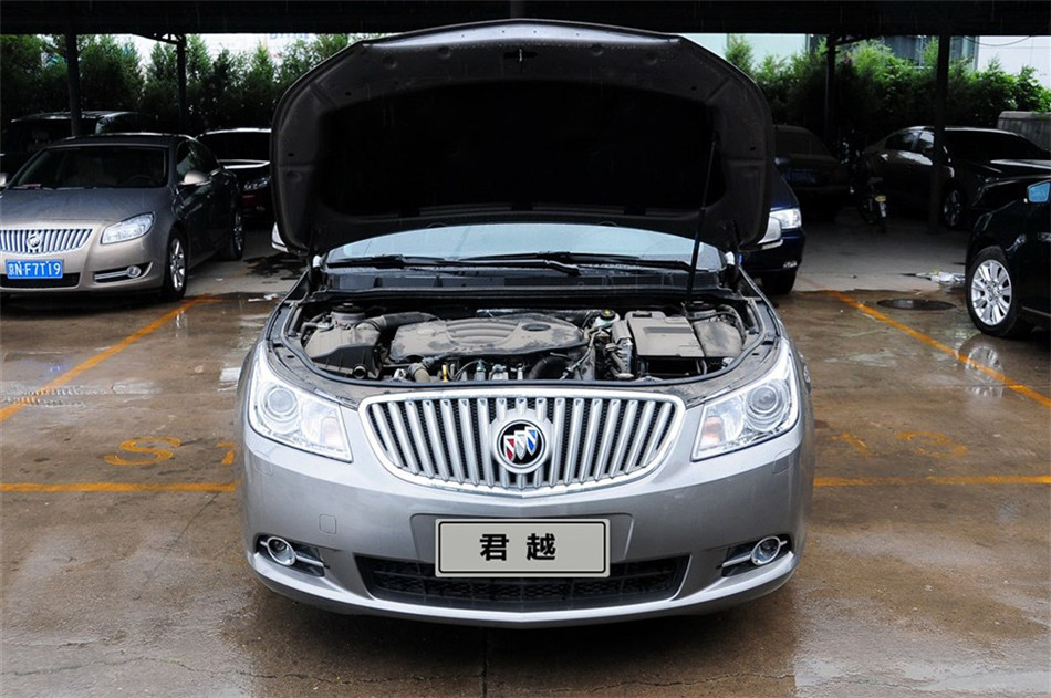 2012款 2.0T AT 豪雅版 引擎底盘