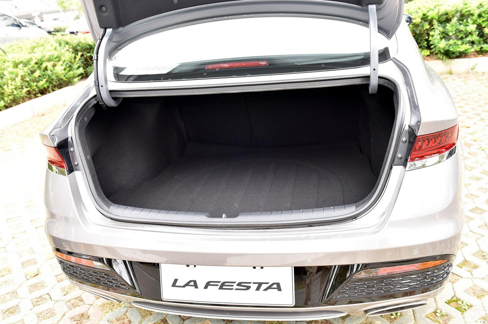 2019款 280TGDi 智尊版 国V 座椅空间