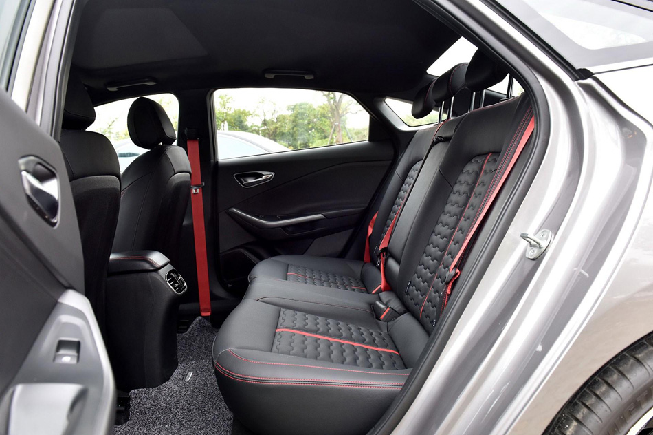 2019款 280TGDi 智尊版 国V 座椅空间