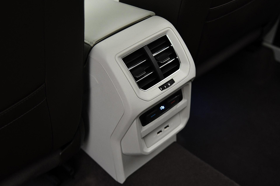 2019款 380TSI 四驱旗舰型 座椅空间