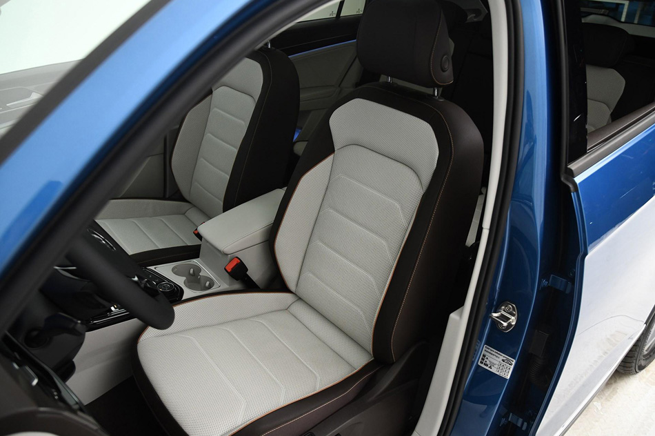 2019款 380TSI 四驱旗舰型 座椅空间
