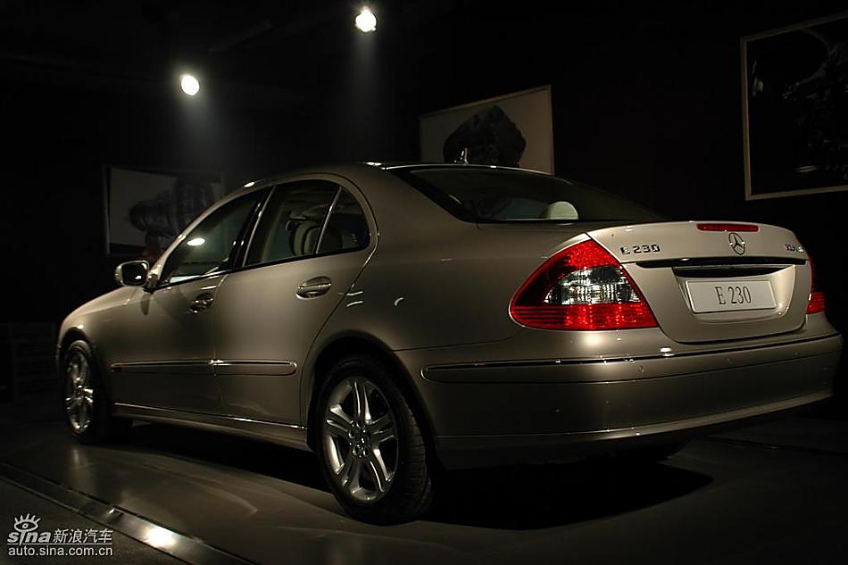 奔驰E230外观
