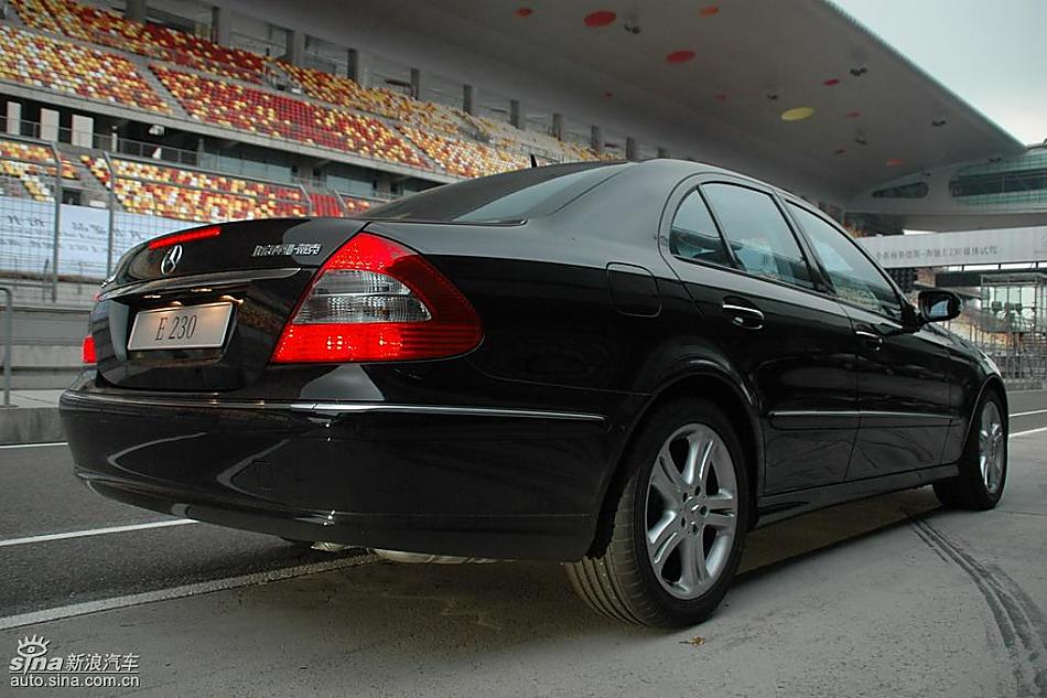 奔驰E230外观
