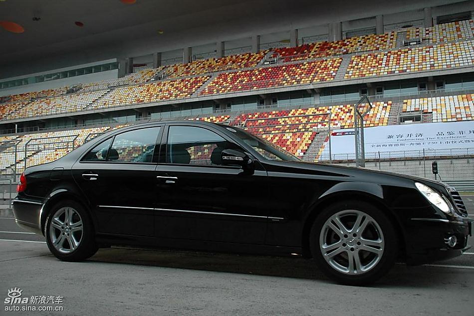 奔驰E230外观