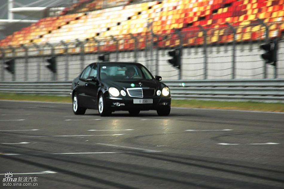 奔驰E230外观