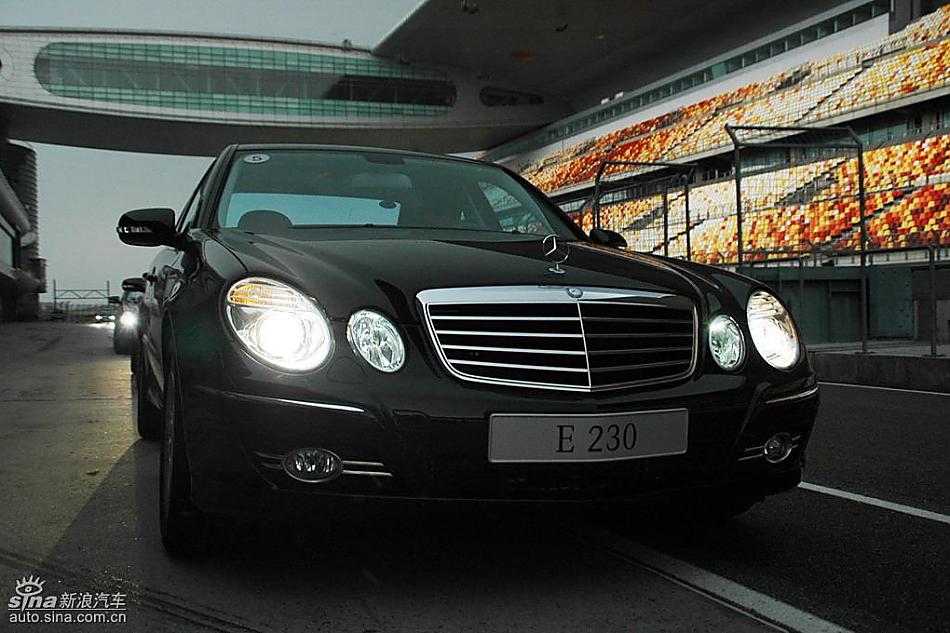 奔驰E230外观