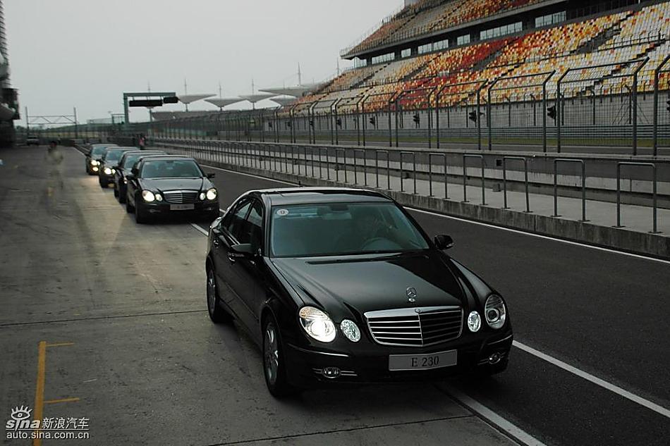 奔驰E230外观