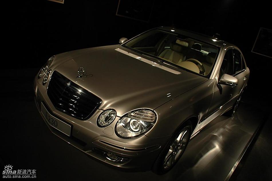 奔驰E230外观