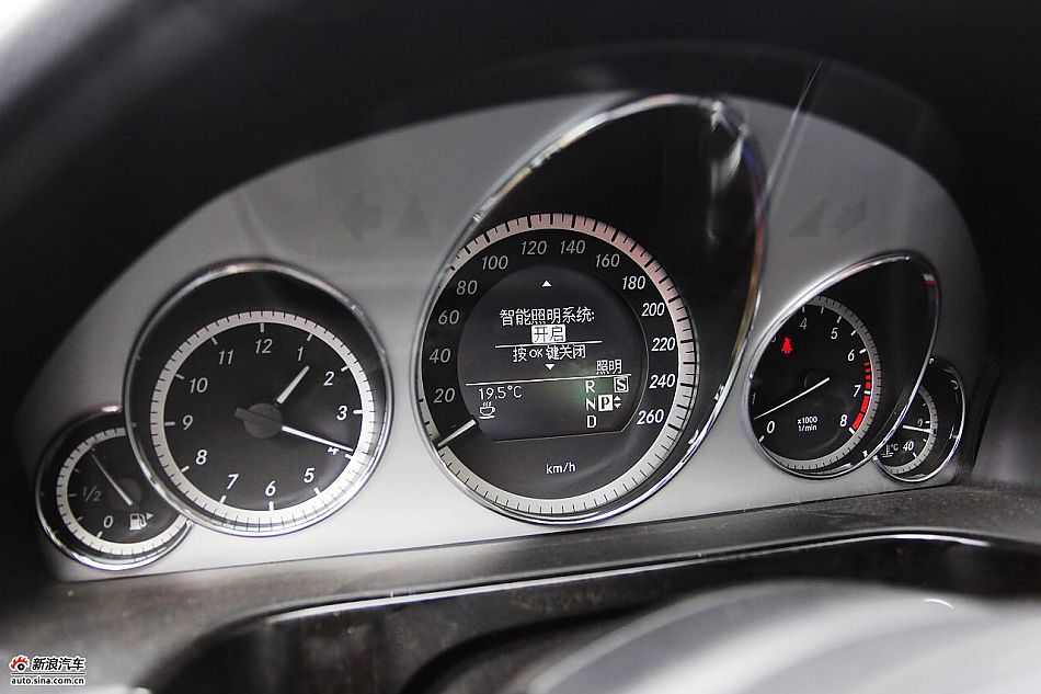 2010款奔驰E300L时尚型尊贵版