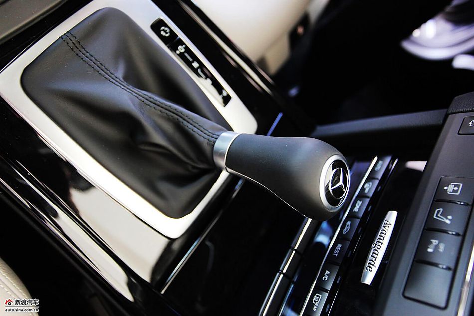 2010款奔驰E300L时尚型尊贵版