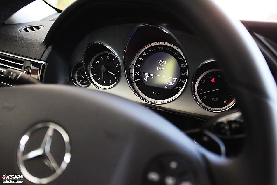 2010款奔驰E300L时尚型尊贵版