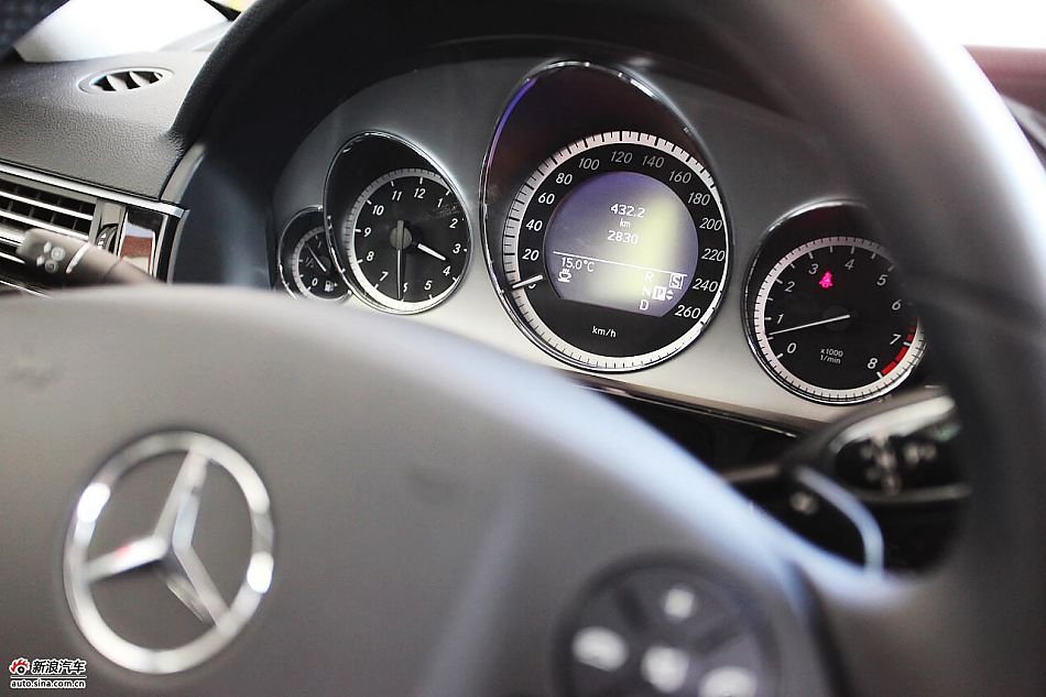 2010款奔驰E300L时尚型尊贵版