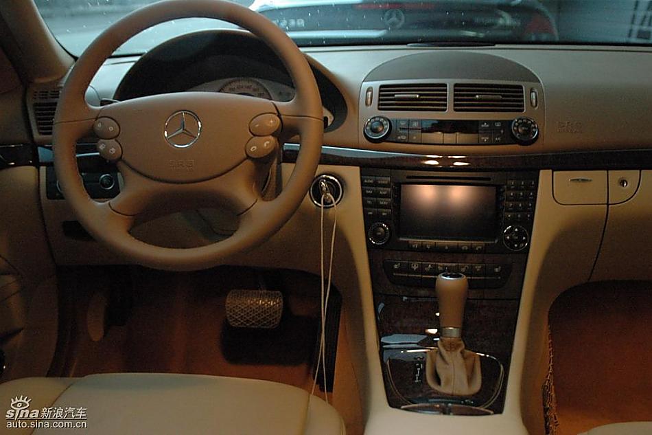 奔驰E230内饰