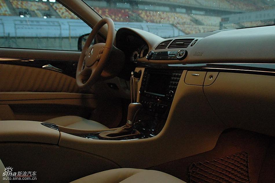 奔驰E230内饰