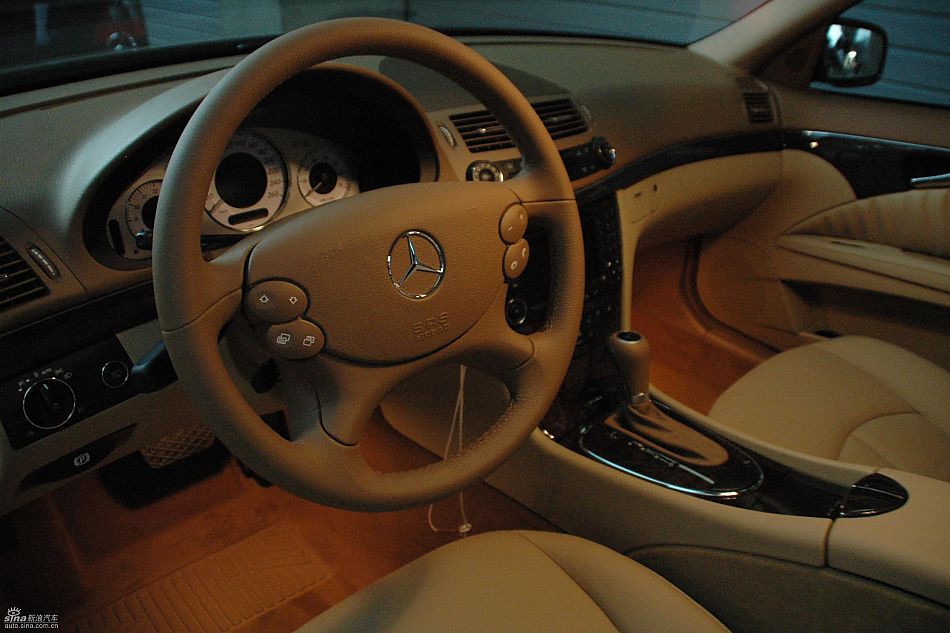 奔驰E230内饰