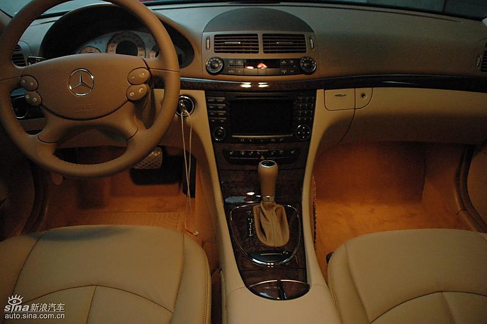 奔驰E230内饰