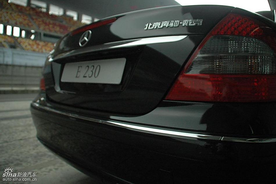 奔驰E230外观