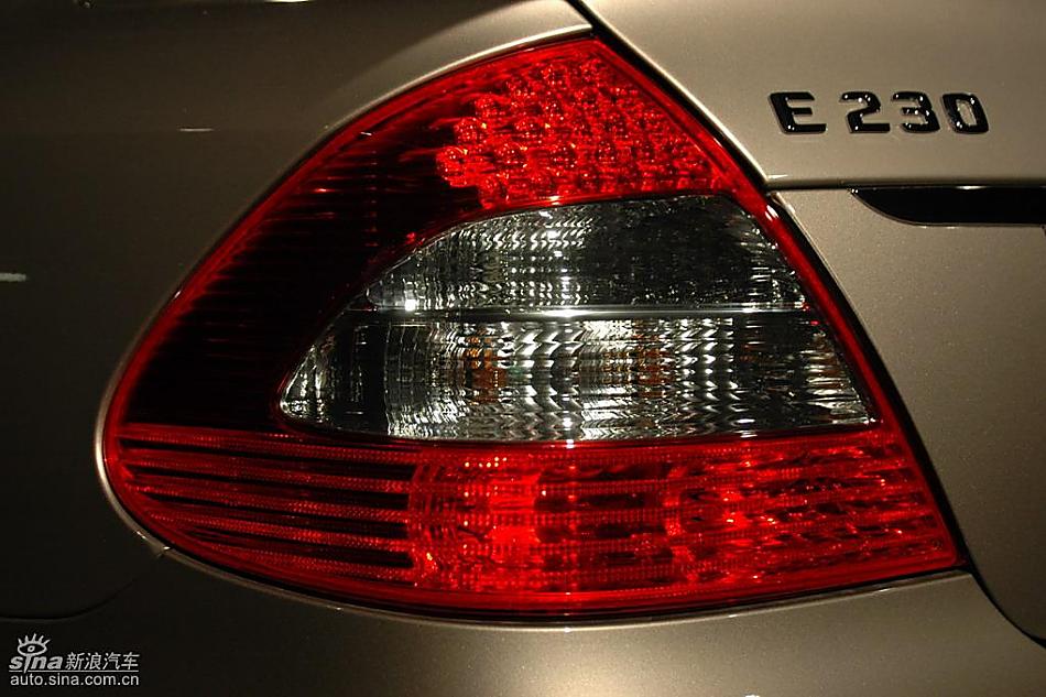 奔驰E230外观