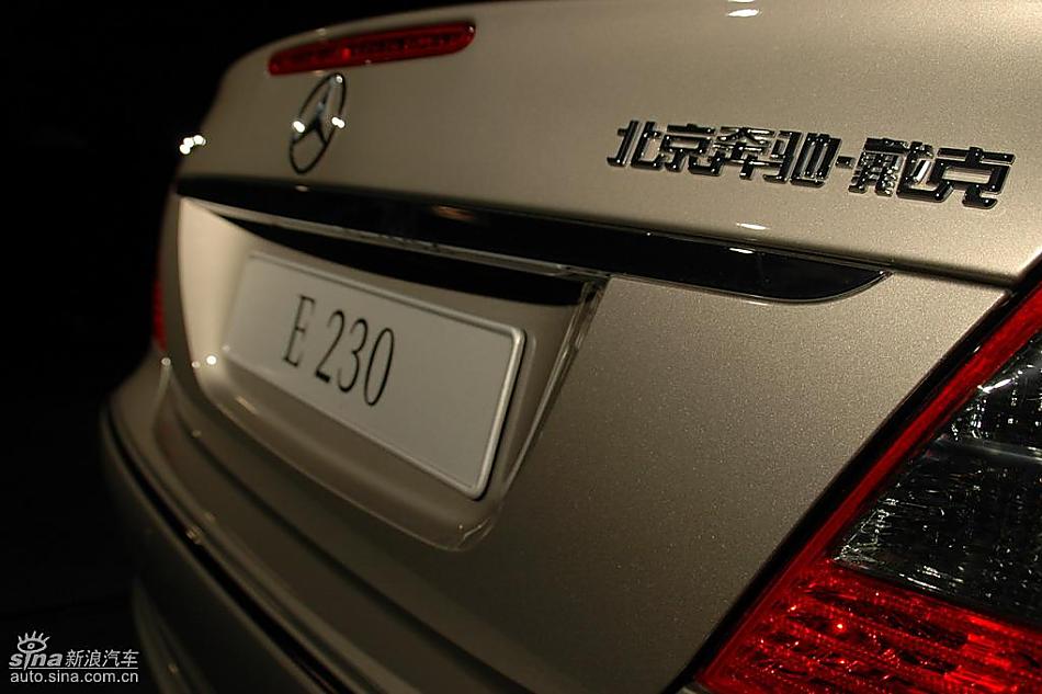 奔驰E230外观