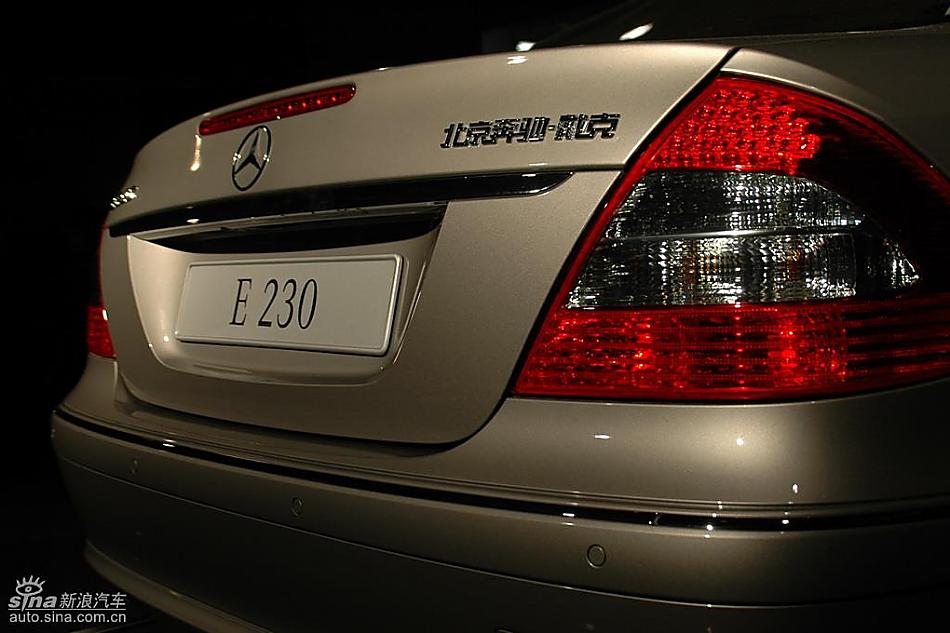 奔驰E230外观