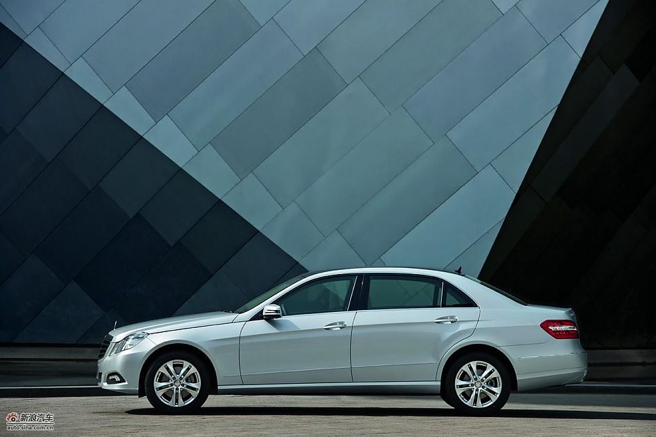 国产奔驰E300L外观
