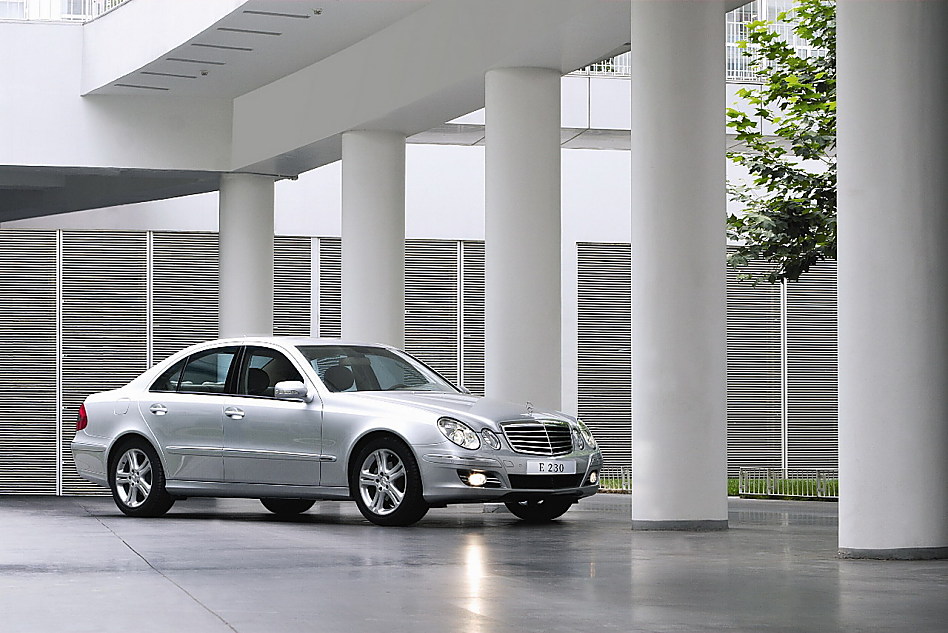 奔驰E级轿车