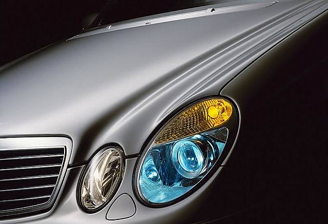 奔驰E级车前大灯