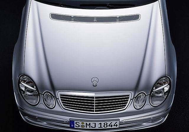 奔驰E级车车头