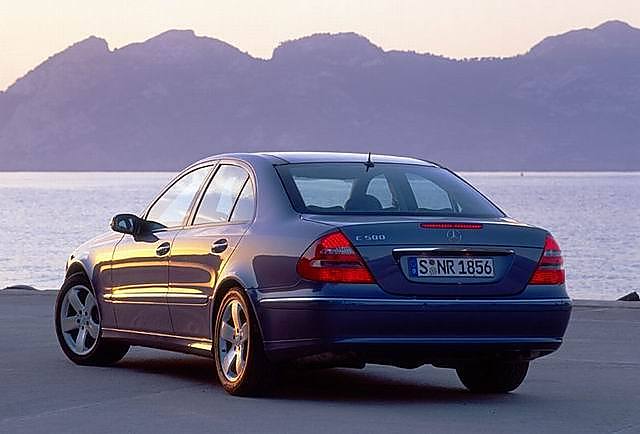 奔驰E级车外观