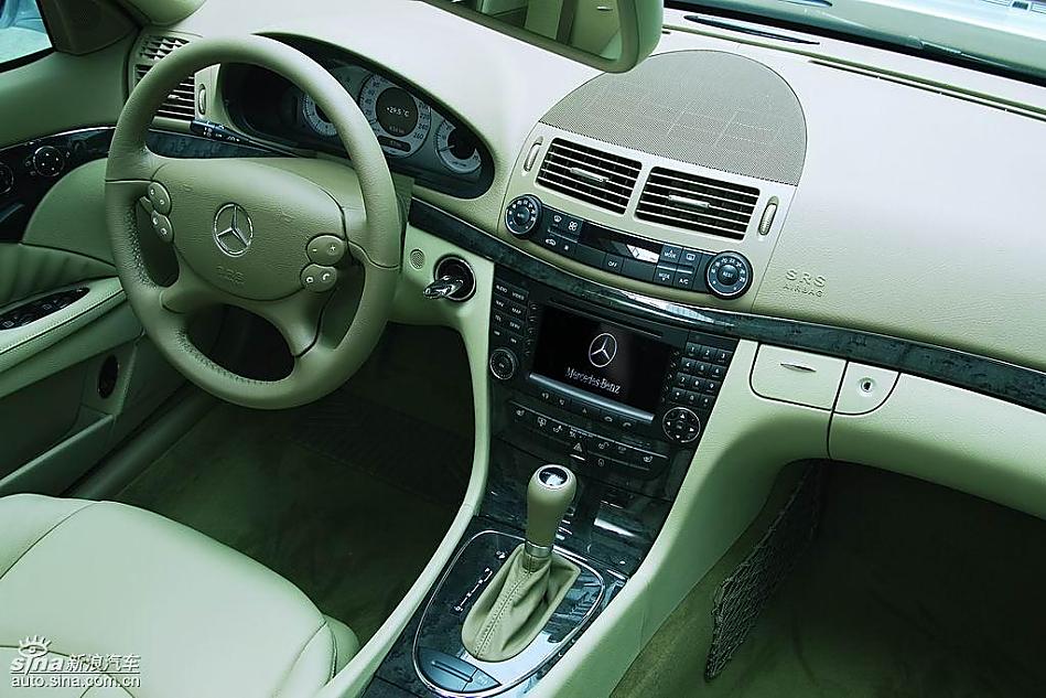 奔驰E230内饰