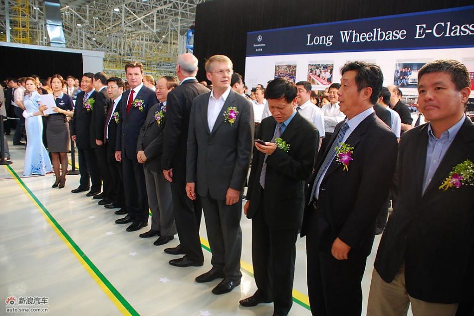 国产长轴距奔驰E级下线仪式现场图