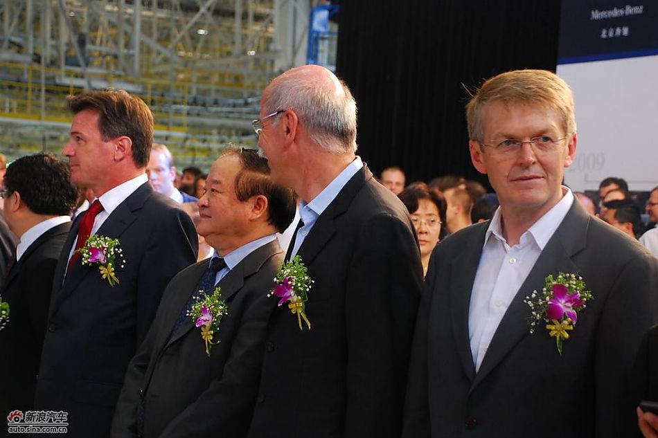 国产长轴距奔驰E级下线仪式现场图