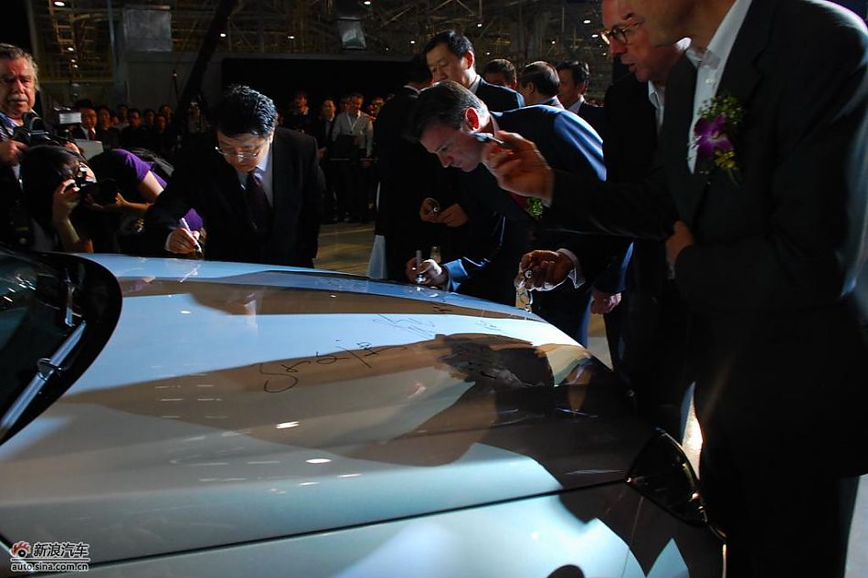 国产长轴距奔驰E级下线仪式现场图