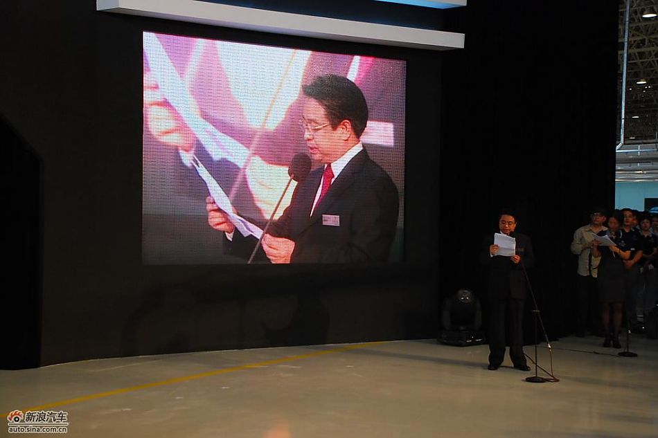 国产长轴距奔驰E级下线仪式现场图