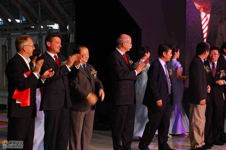 国产长轴距奔驰E级下线仪式领导合影