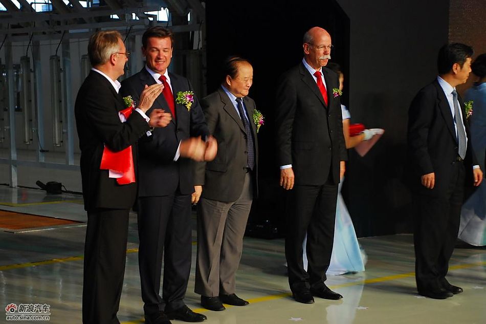 国产长轴距奔驰E级下线仪式领导合影