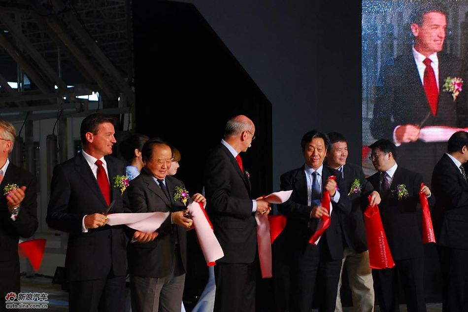 国产长轴距奔驰E级下线仪式领导合影