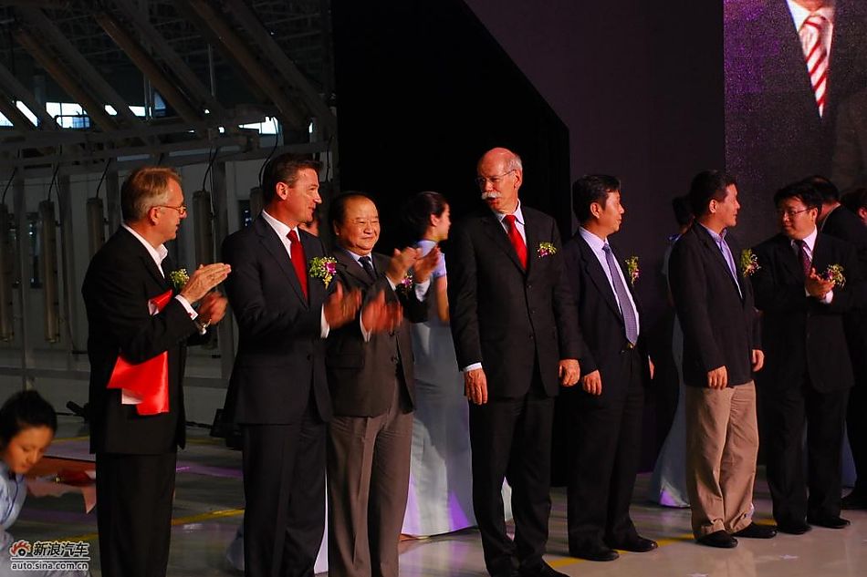 国产长轴距奔驰E级下线仪式领导合影