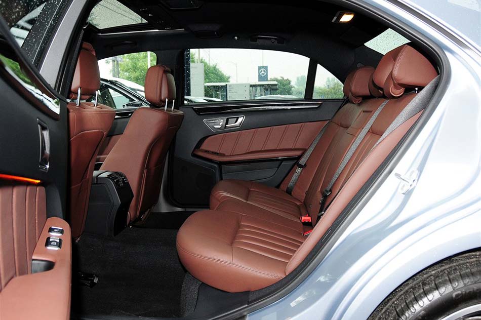 2014款 E260L AT 运动型 座椅空间