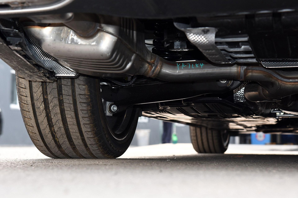 2019款 E 300 L 运动豪华型 引擎底盘