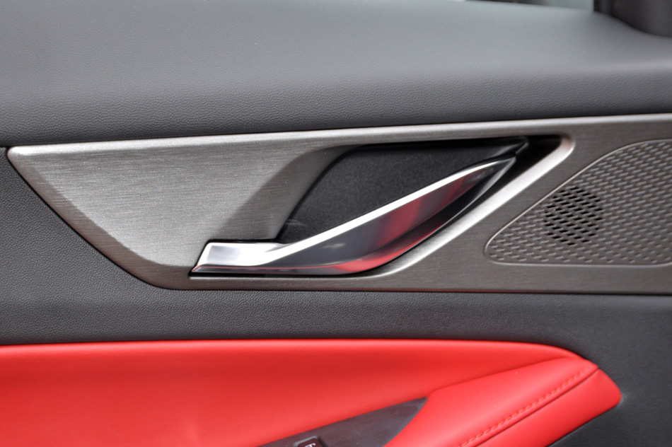 2021款 蓝鲸NE 1.4T DCT尊贵型 座椅空间