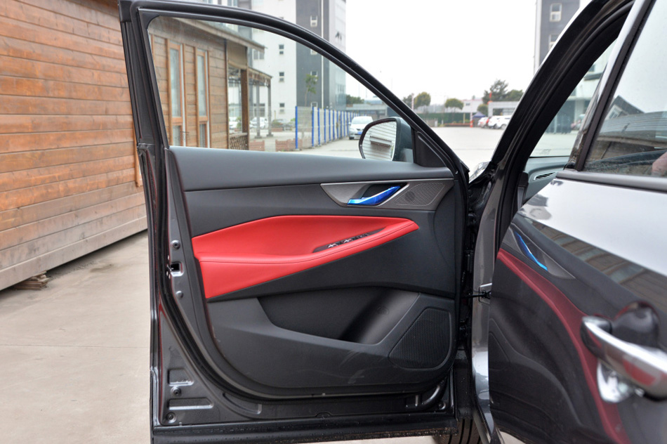 2021款 蓝鲸NE 1.4T DCT尊贵型 座椅空间