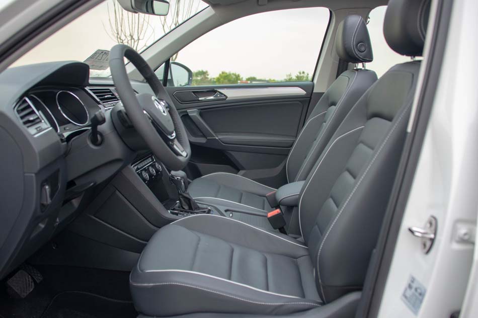 2019款 430PHEV 混动旗舰版 座椅空间