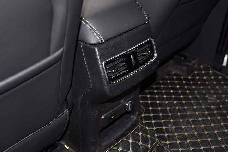 2019款 1.6T DCT尊享型 7座 座椅空间