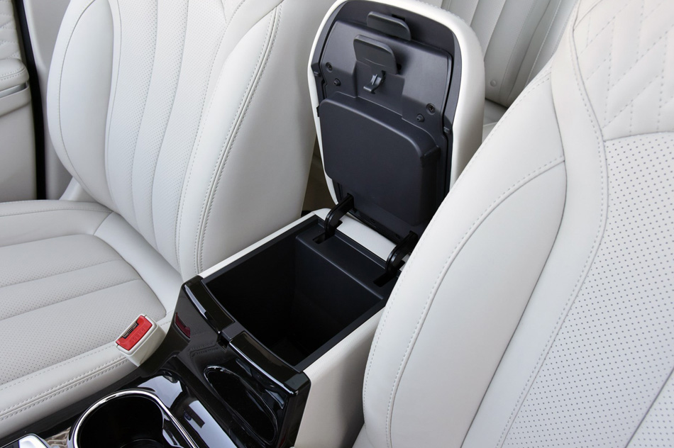 2019款 1.5T 手动旗舰型 座椅空间