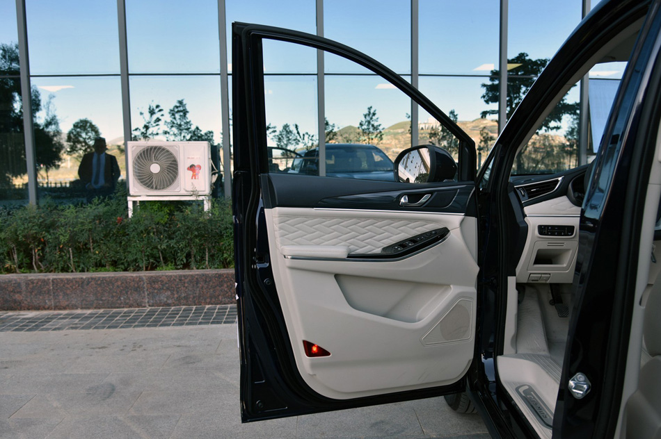 2019款 1.5T 手动旗舰型 座椅空间